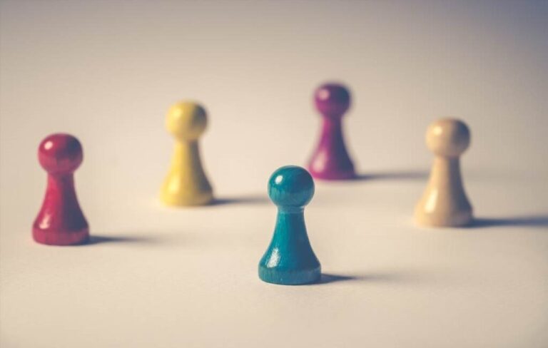 Budowanie fortecy z poduszek i koców