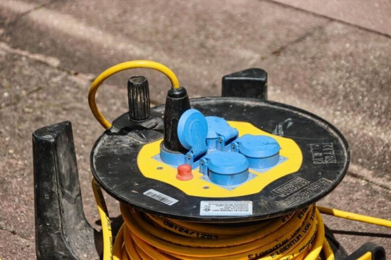 Estetyczne układanie kabli w szafie rack