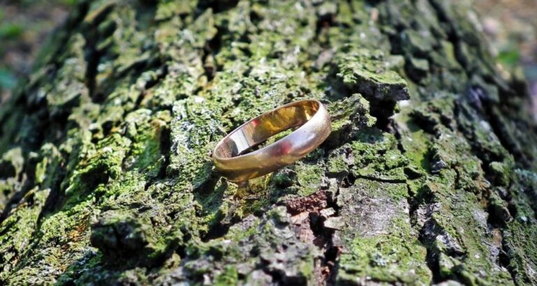 Jak uniknąć uszkodzenia obrączki podczas usuwania z opuchniętego palca