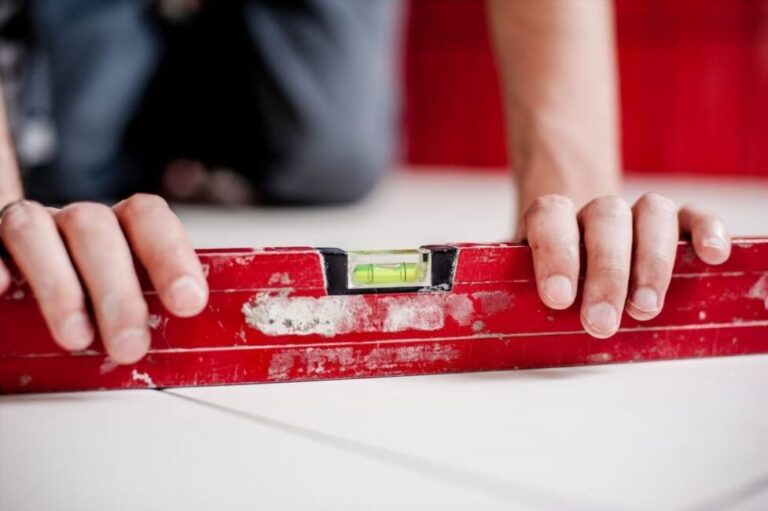 Kierunek układania płytek w stosunku do drzwi