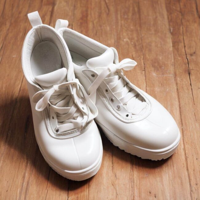 Porady na usuwanie plam z jasnej gumy