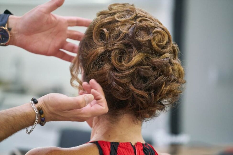 Szybkie fryzury na co dzień luźny kok